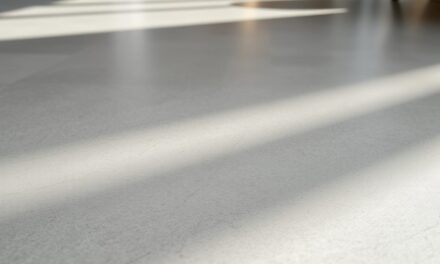 Matowa podłoga: kiedy jej zalety przeważają nad wadami i jak uniknąć typowych problemów