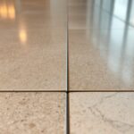 Dylatacje i szczeliny przy podłodze: jak zaplanować i estetycznie wykończyć ruchome łączenia